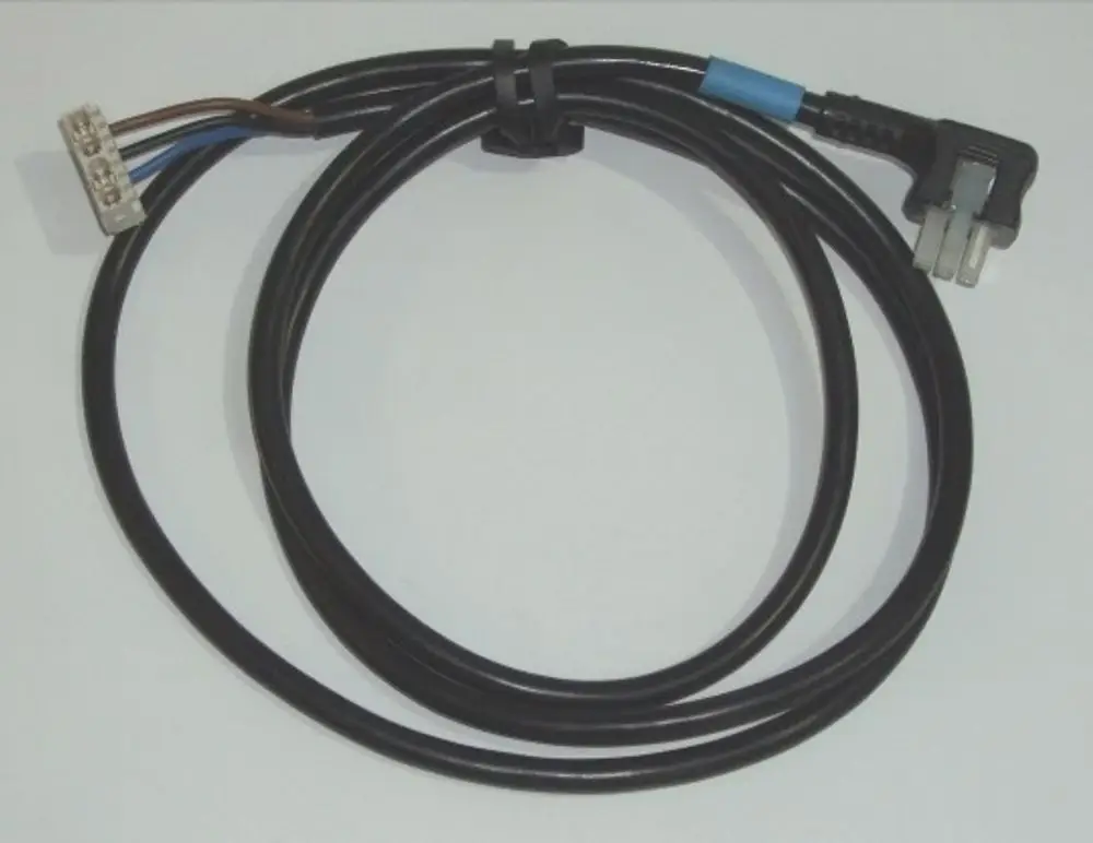 Daikin Kabel mit einem Stecker und einem offenen Ende. Das Kabel hat mehrere farbige Drähte und ist für elektrische Verbindungen konzipiert.